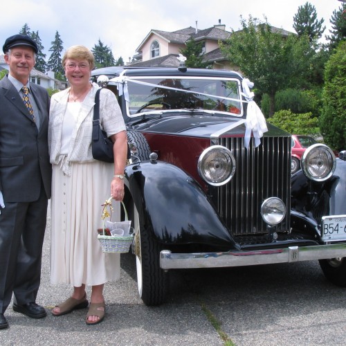 vintage-wedding-car-a-stylish-arrival